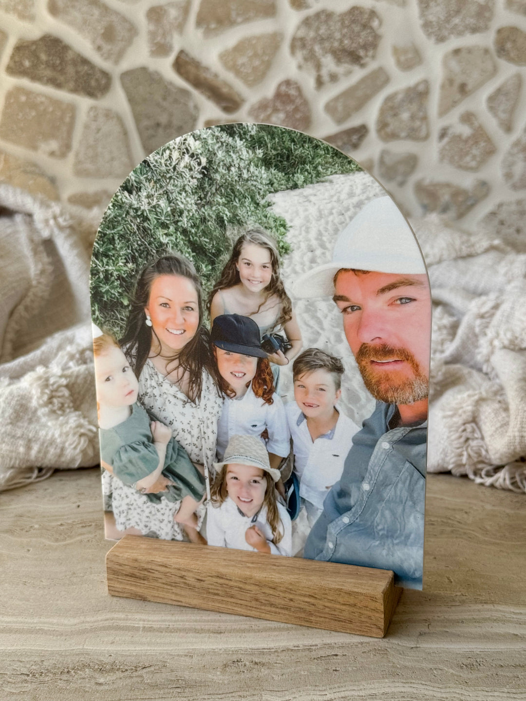 Arch photo stand