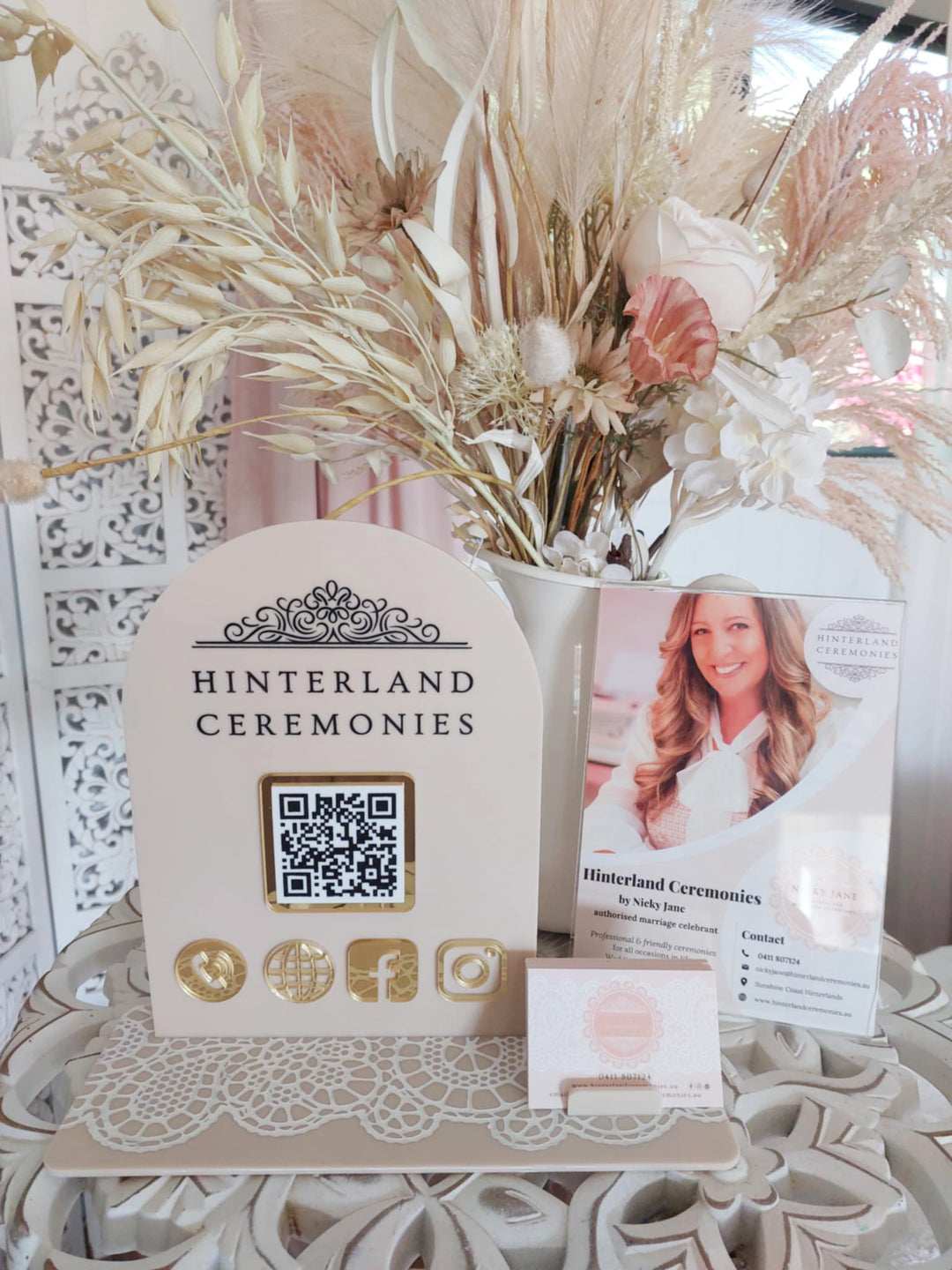 Social Media Stand with business card or A6/ A5 slot