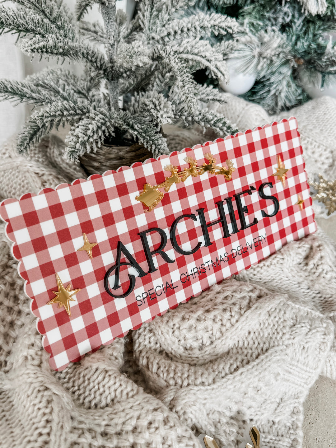 Gingham Scallop Edge Crate Plaque with Santa and Reindeer