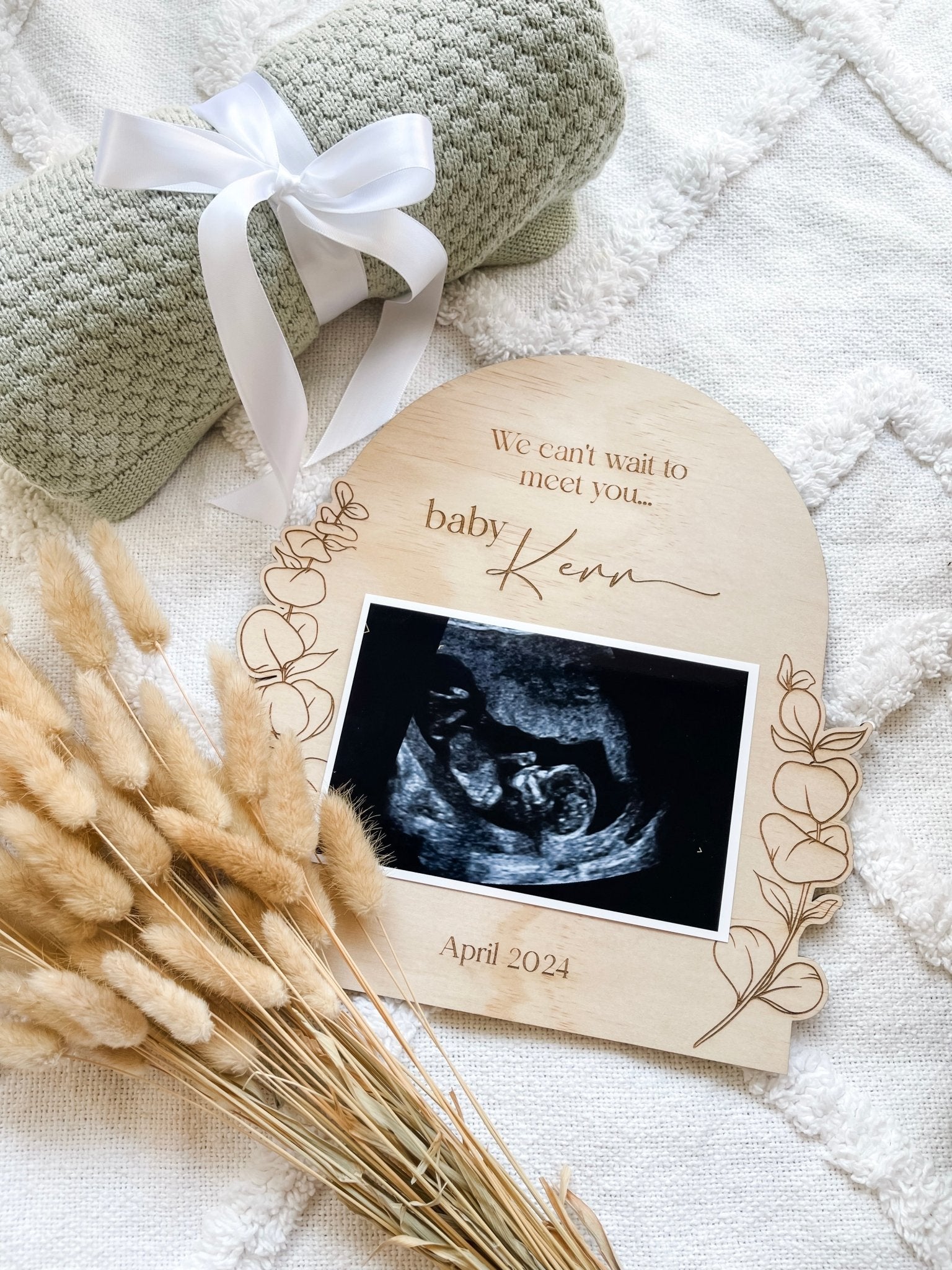 We can't wait to meet you... Baby 'Surname' Photo Plaque - The Humble Gift Co.